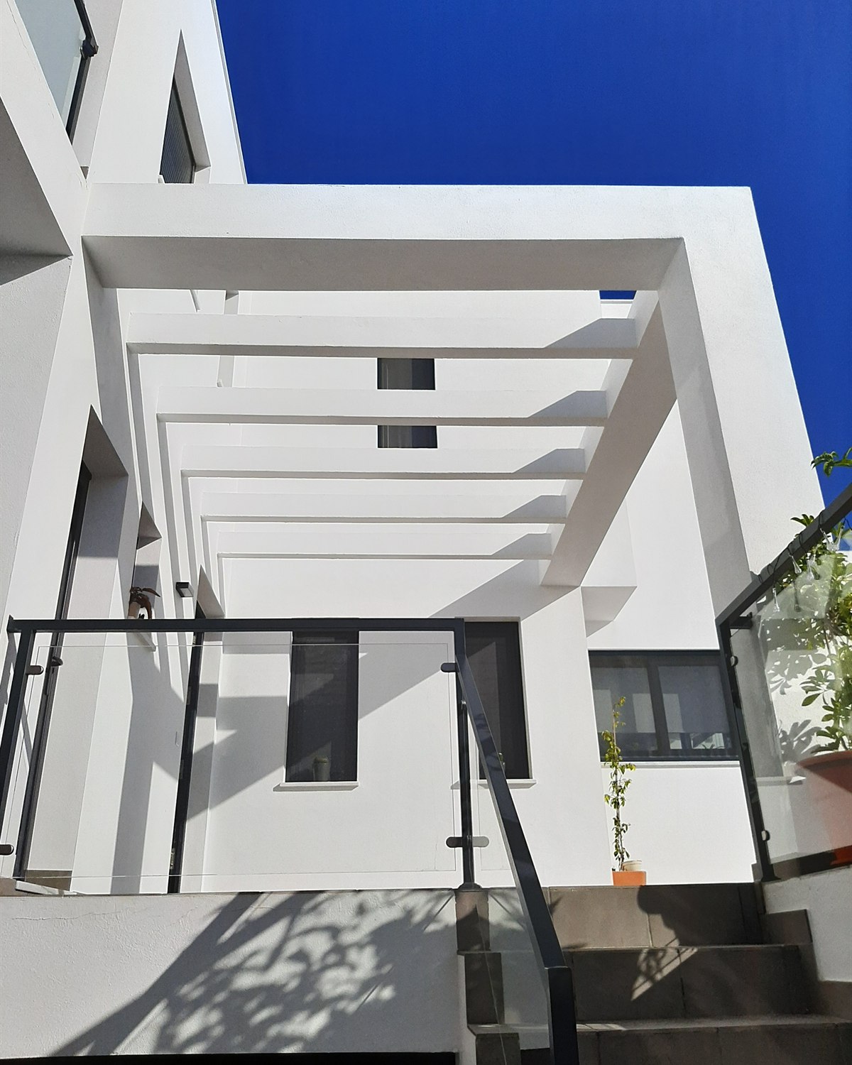 Vivienda contemporánea con grandes ventanales diseñada por CAC Arquitectos en Sevilla