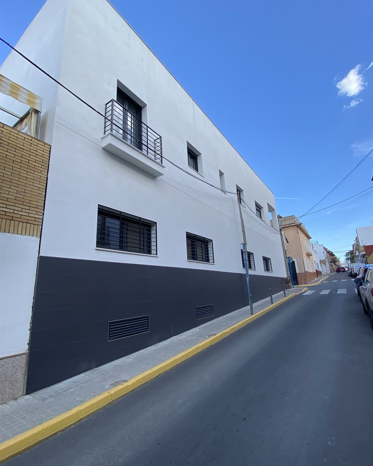 Fachada de vivienda entre medianeras de dos plantas, obra terminada por CAC Arquitectos